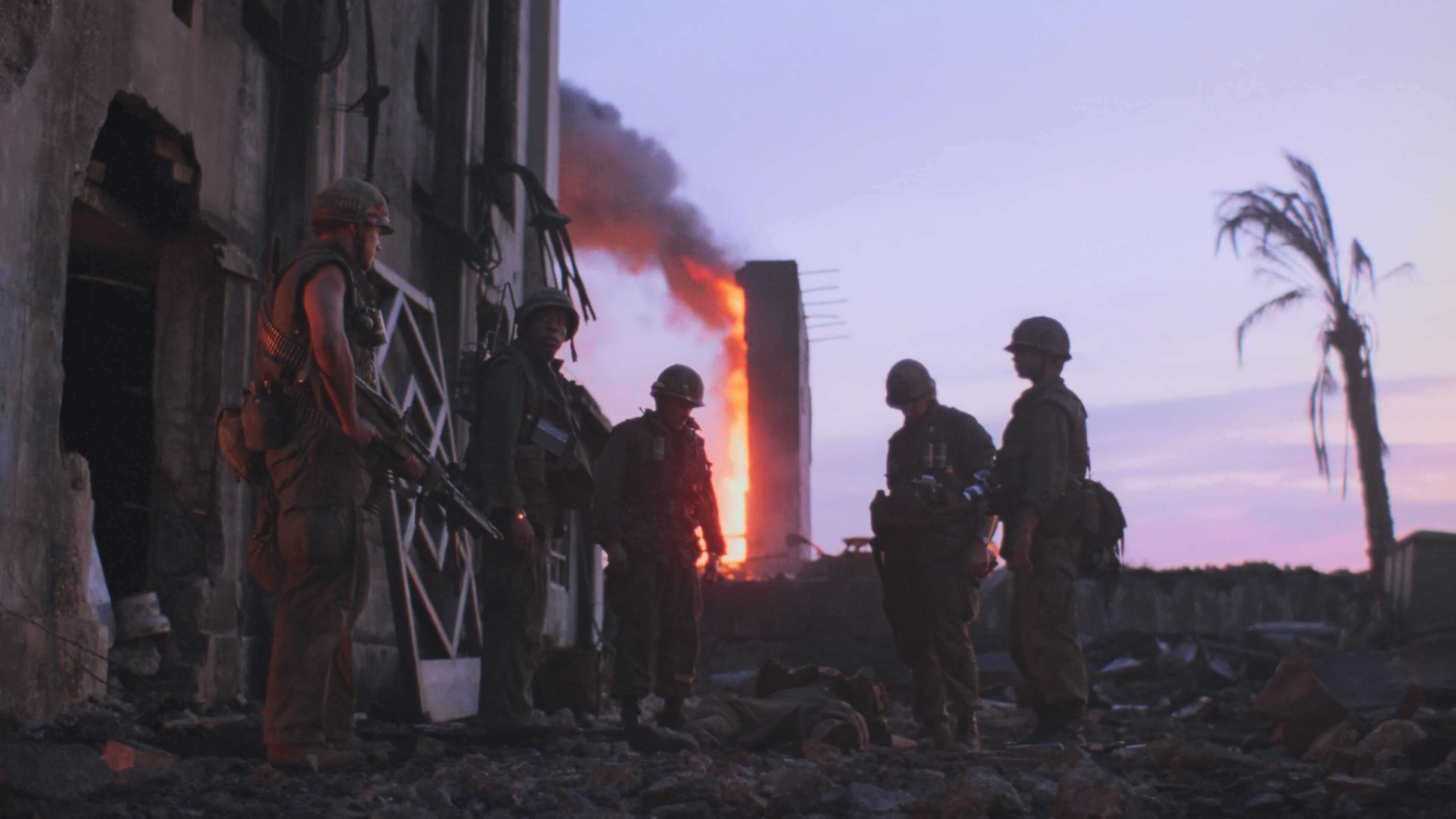 скриншот кадра с солдатами, стоящими над убитым товарищем