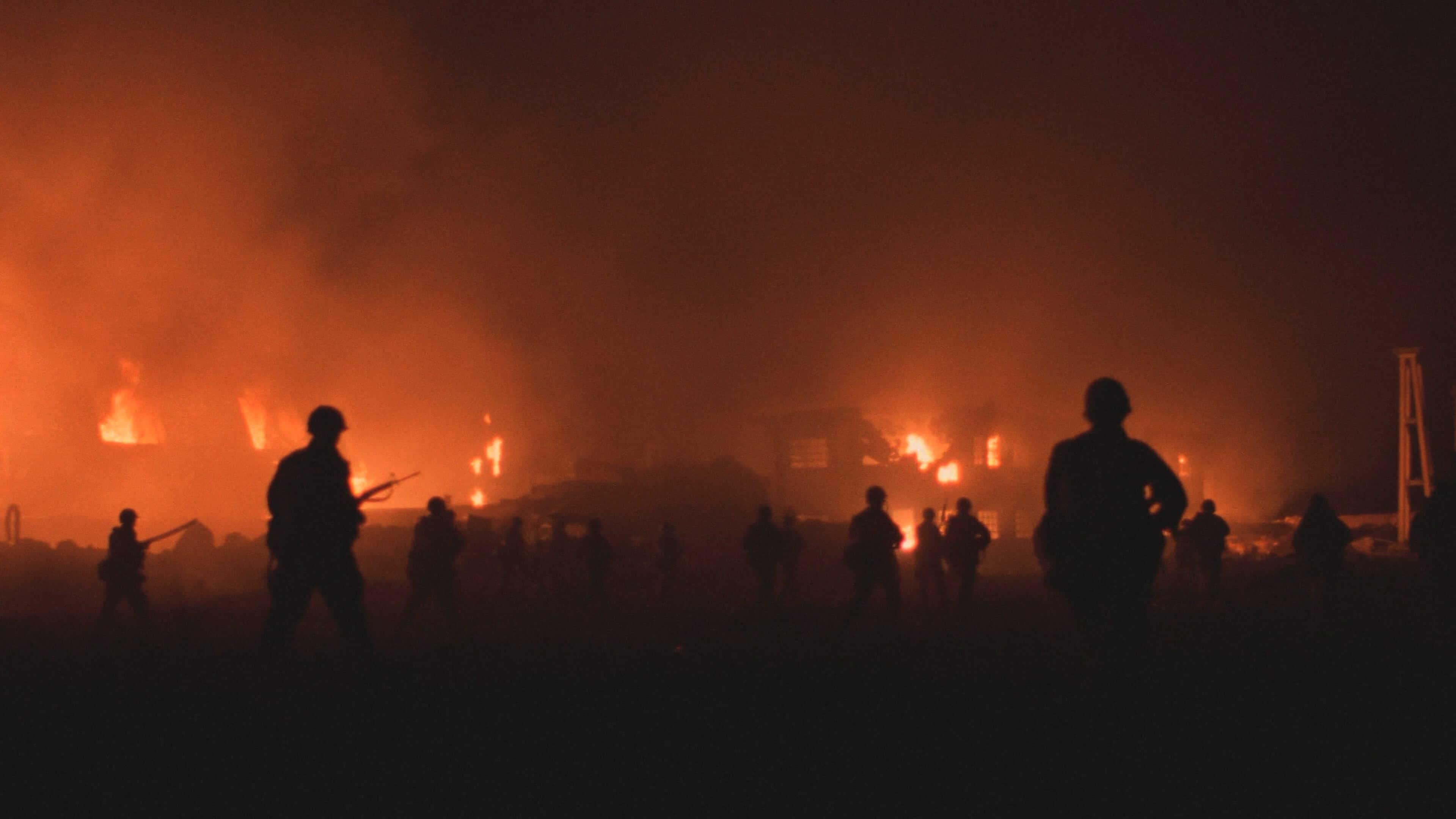 скриншот кадра с солдатами на фоне горящего города