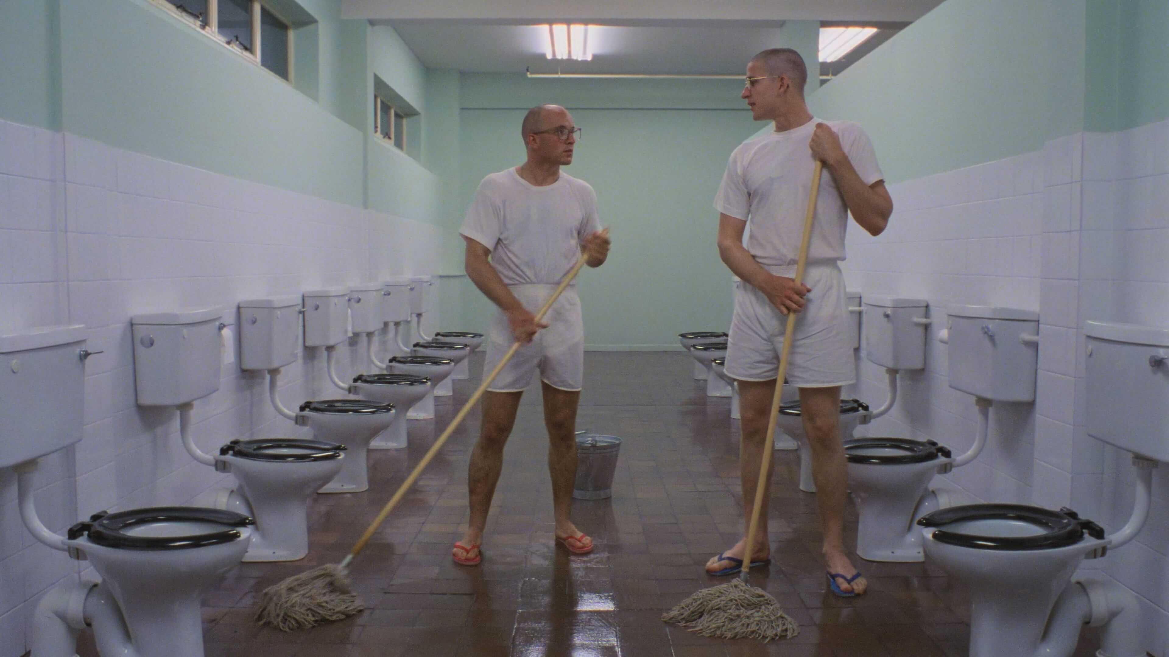 скриншот кадра со сценой уборки в туалете