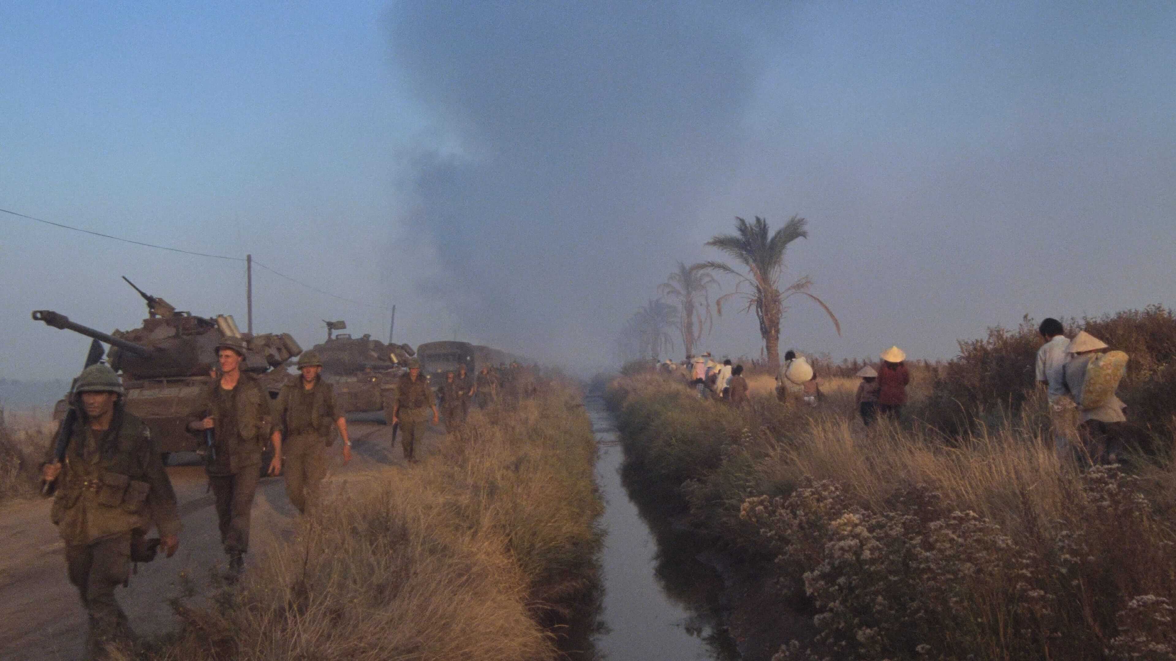 скриншот кадра с колонной гражданских навстречу колонне военных