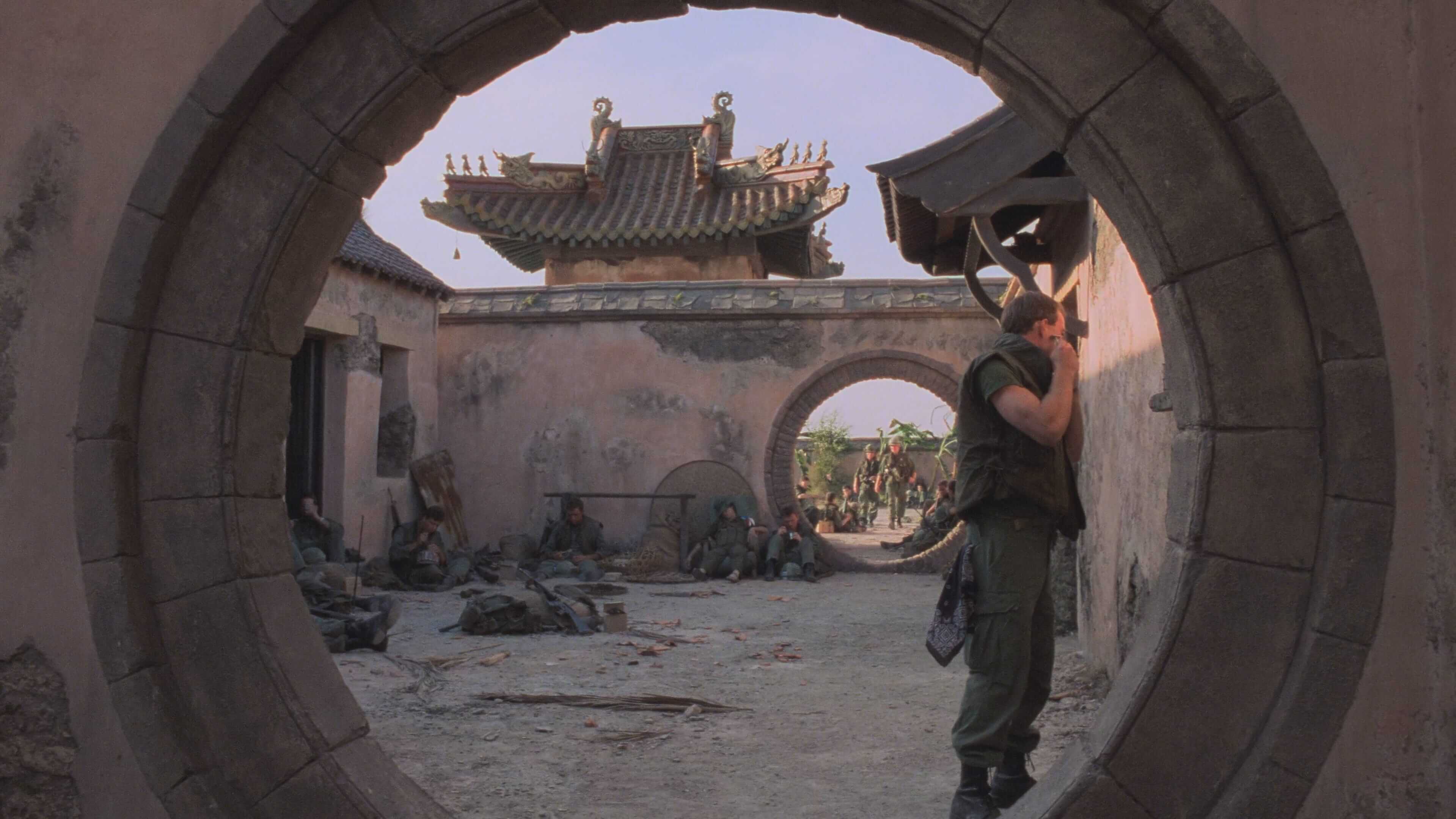 скриншот кадра с прибытием журналистов на передовую