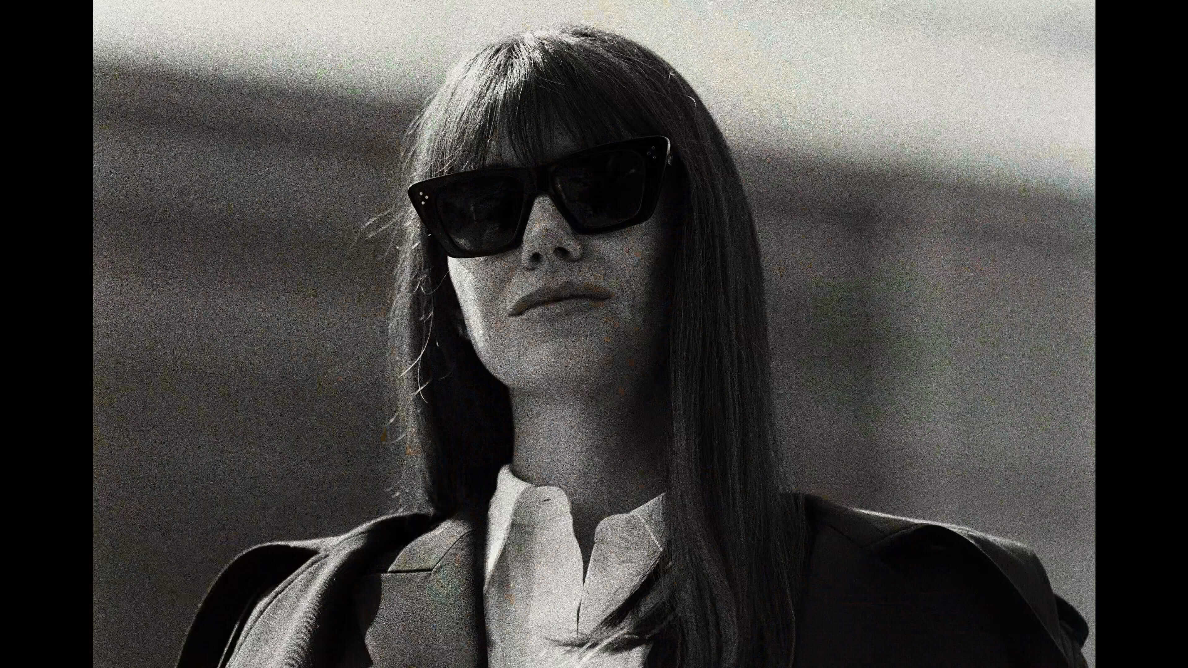 крупный черно-белый портрет женщины в солнечных очках