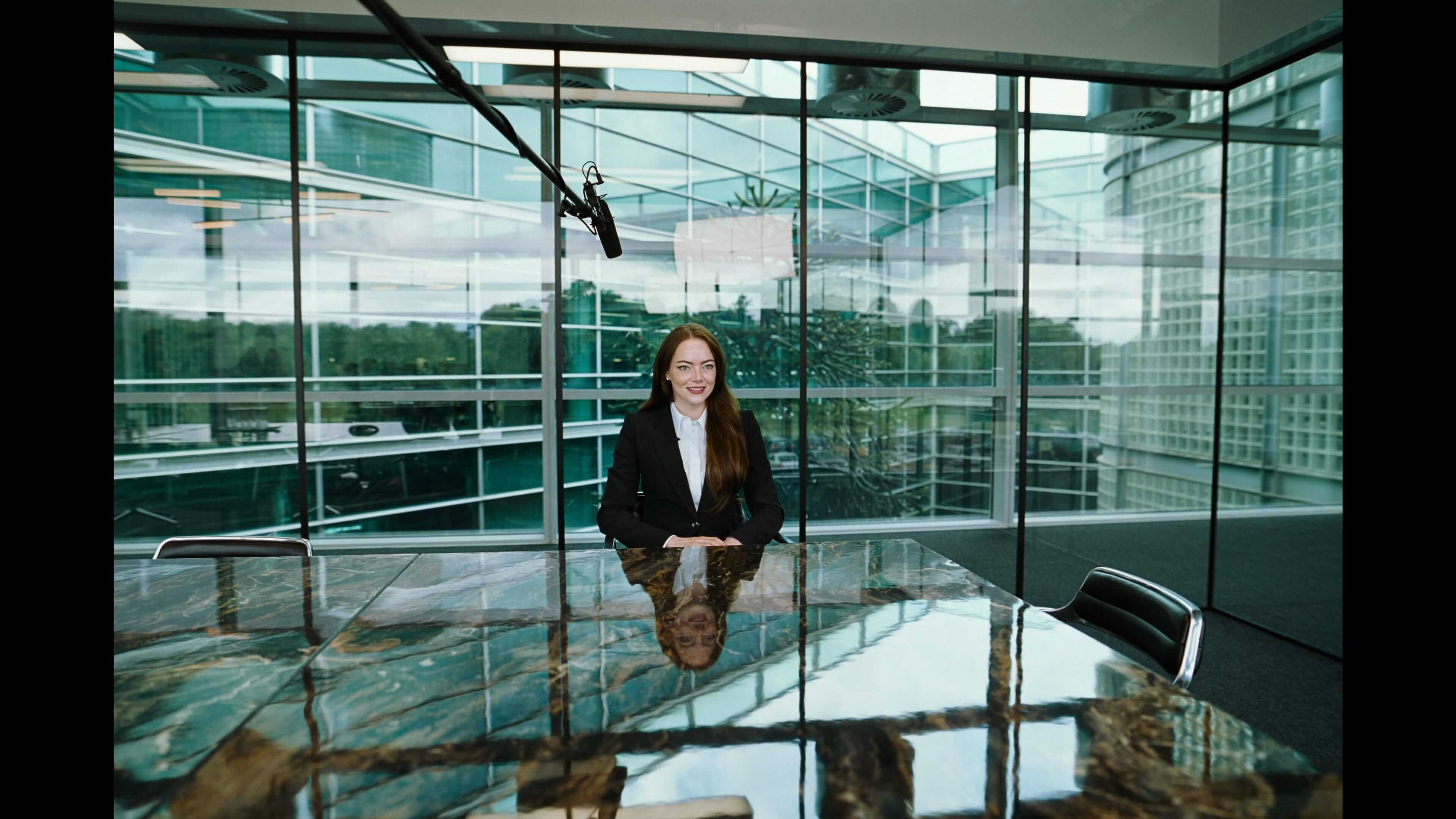 Портрет женщины в офисных декорациях во время интервью