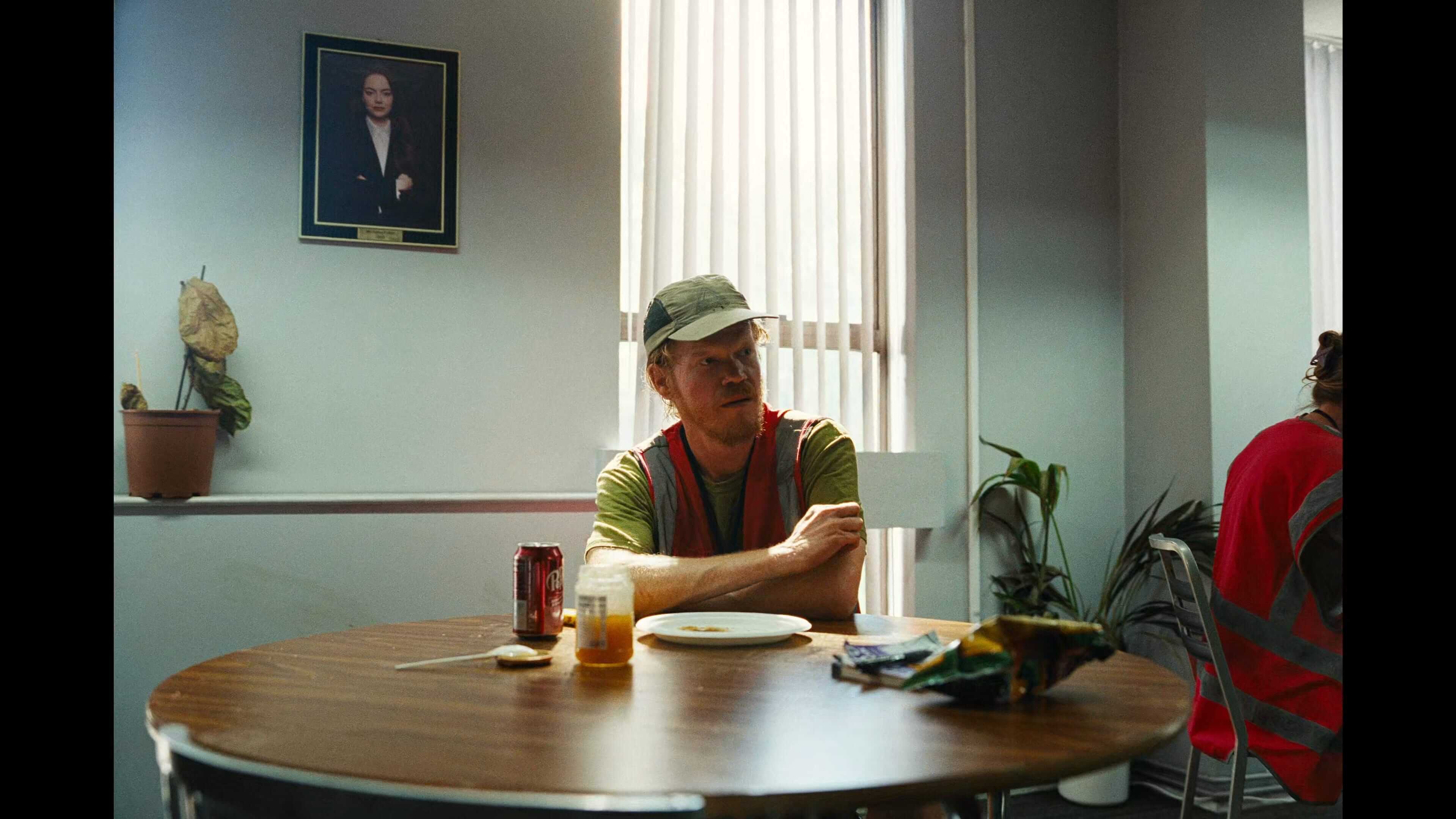 Мужчина сидит за столом в офисе