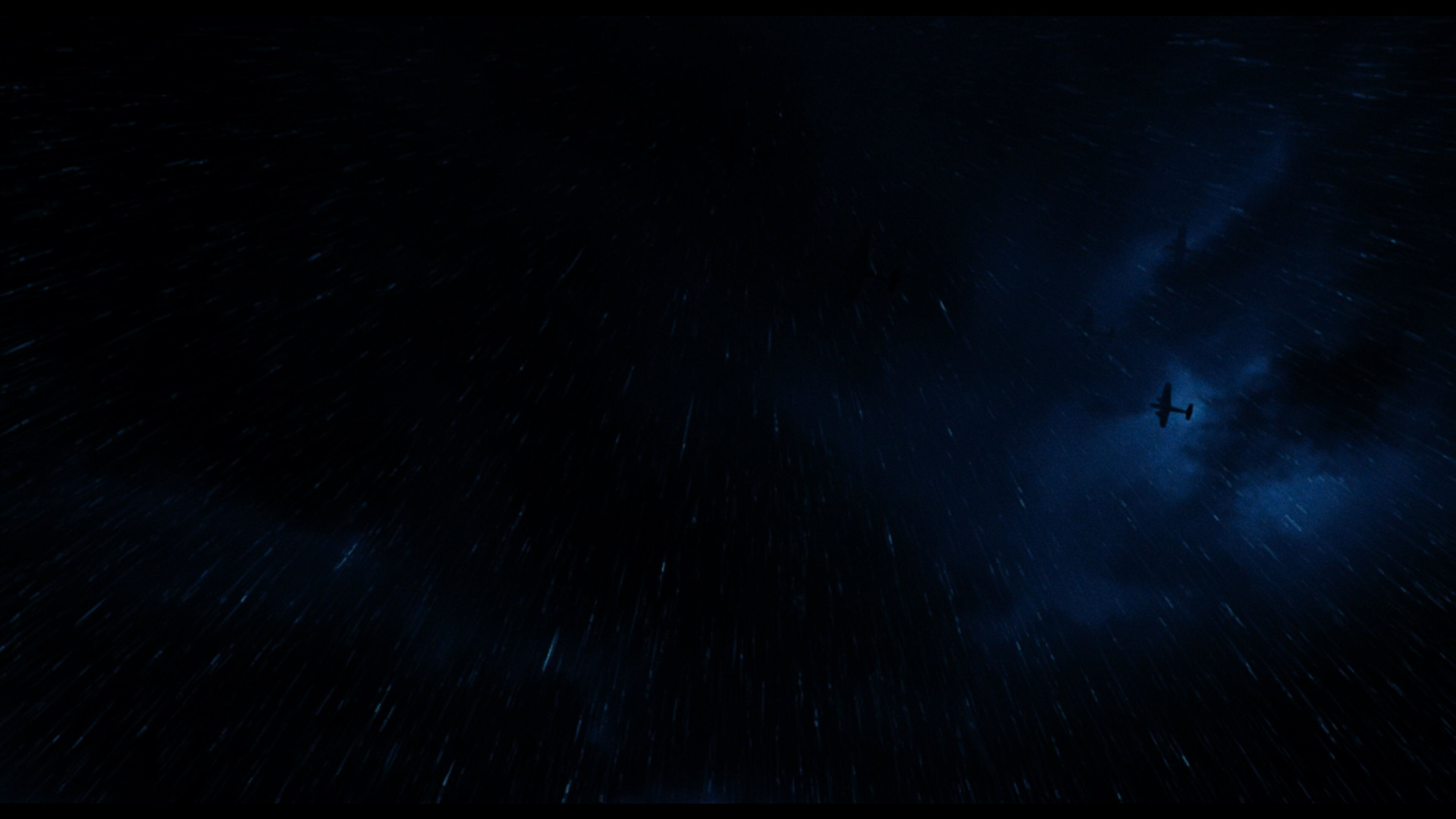 ночное небо, идет дождь, в просвете туч видны силуэты самолетов