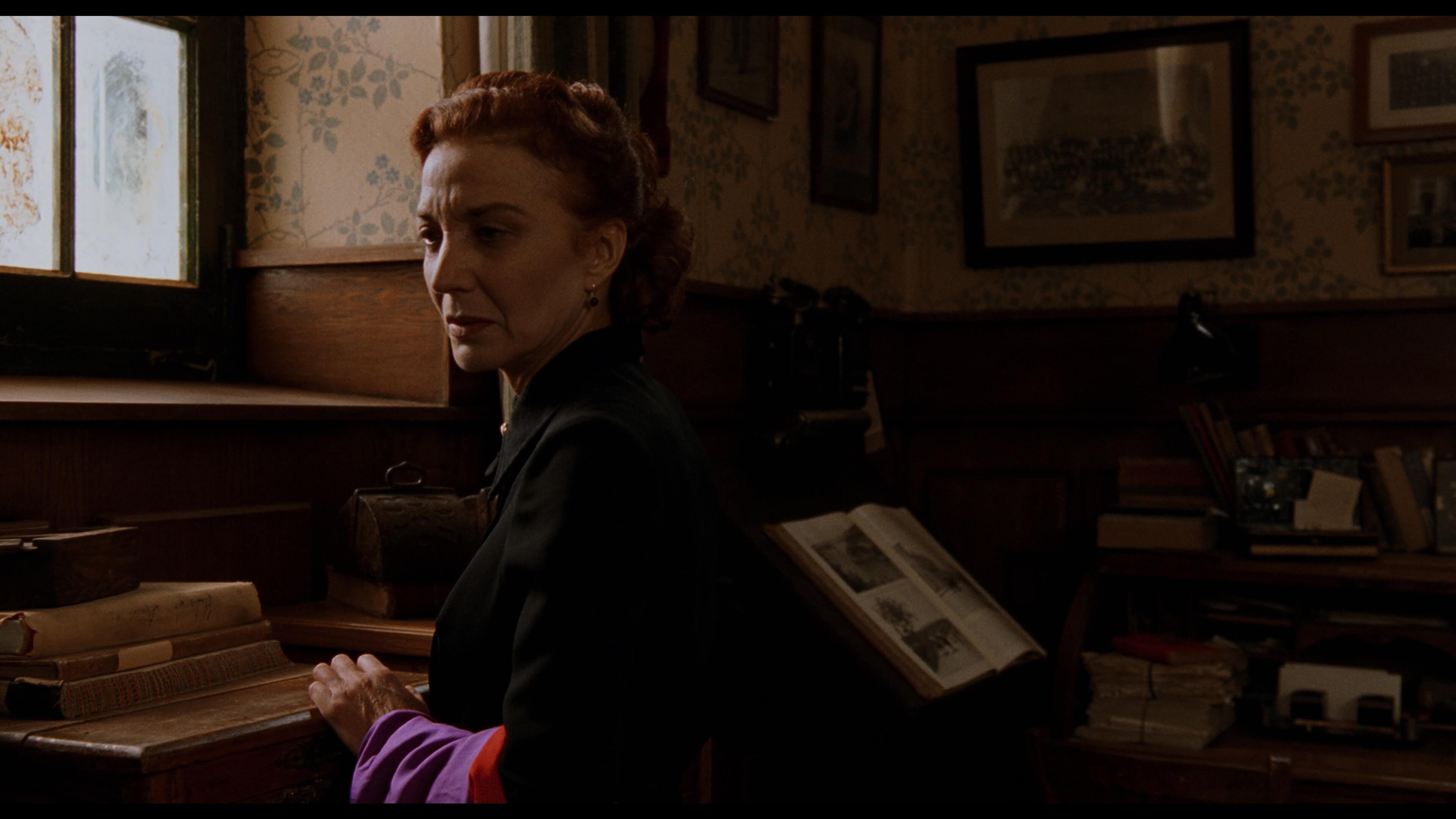 женщина в черном платье в учебном кабинете