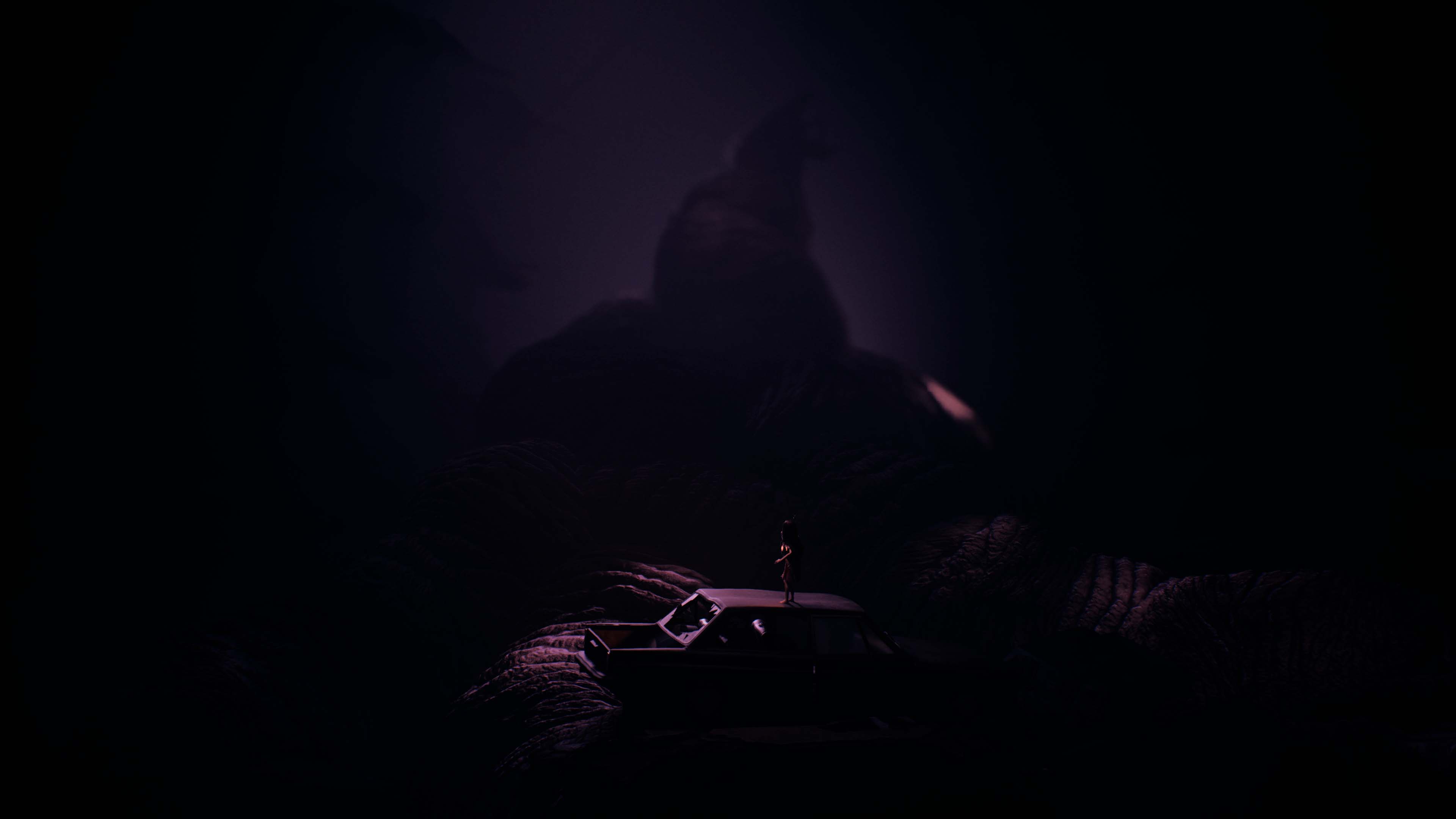 героиня стоит перед чудовищем на крыше разбитого автомобиля