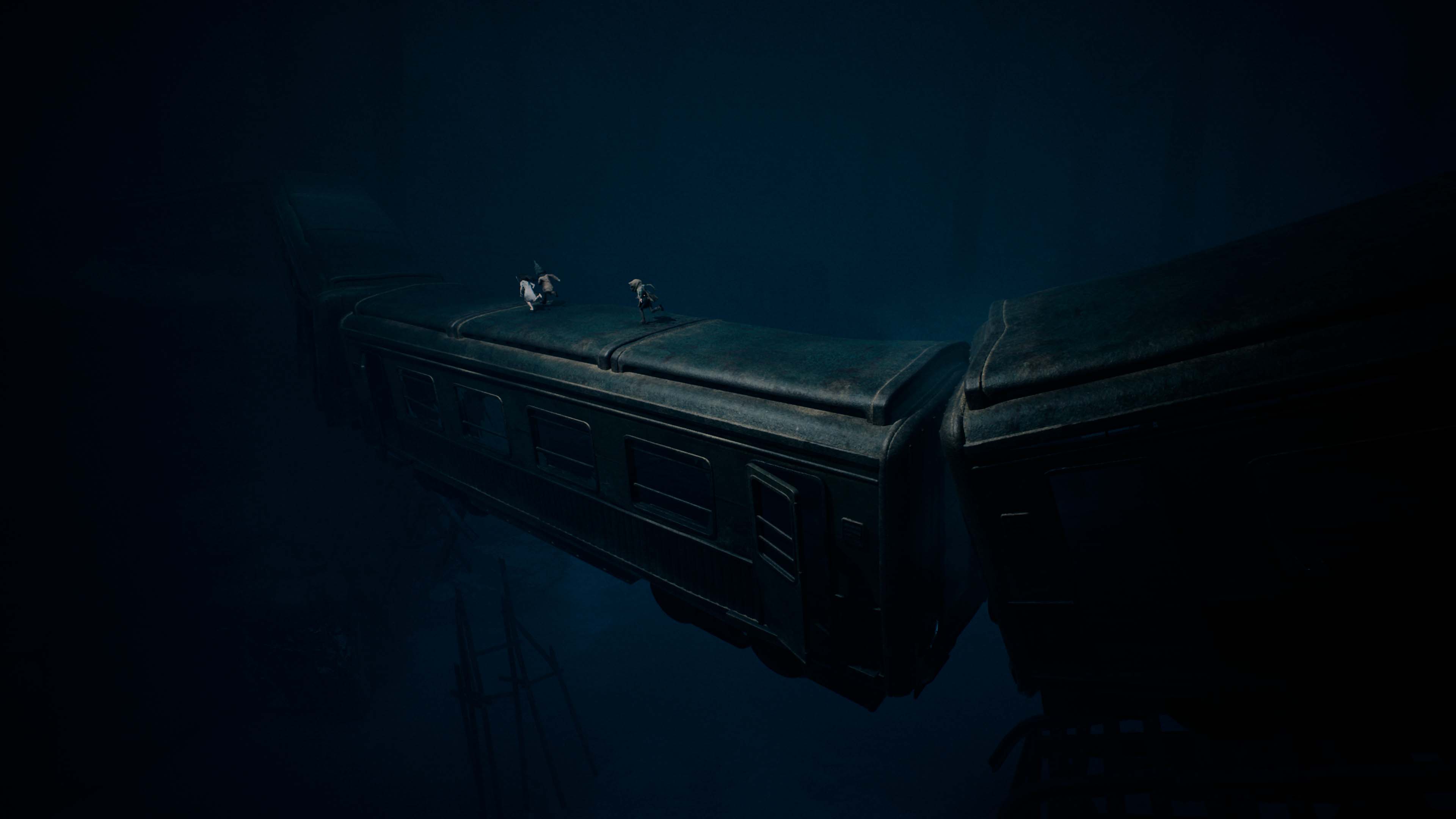 персонажи бегут по крыше поезда, висящего над обрывом