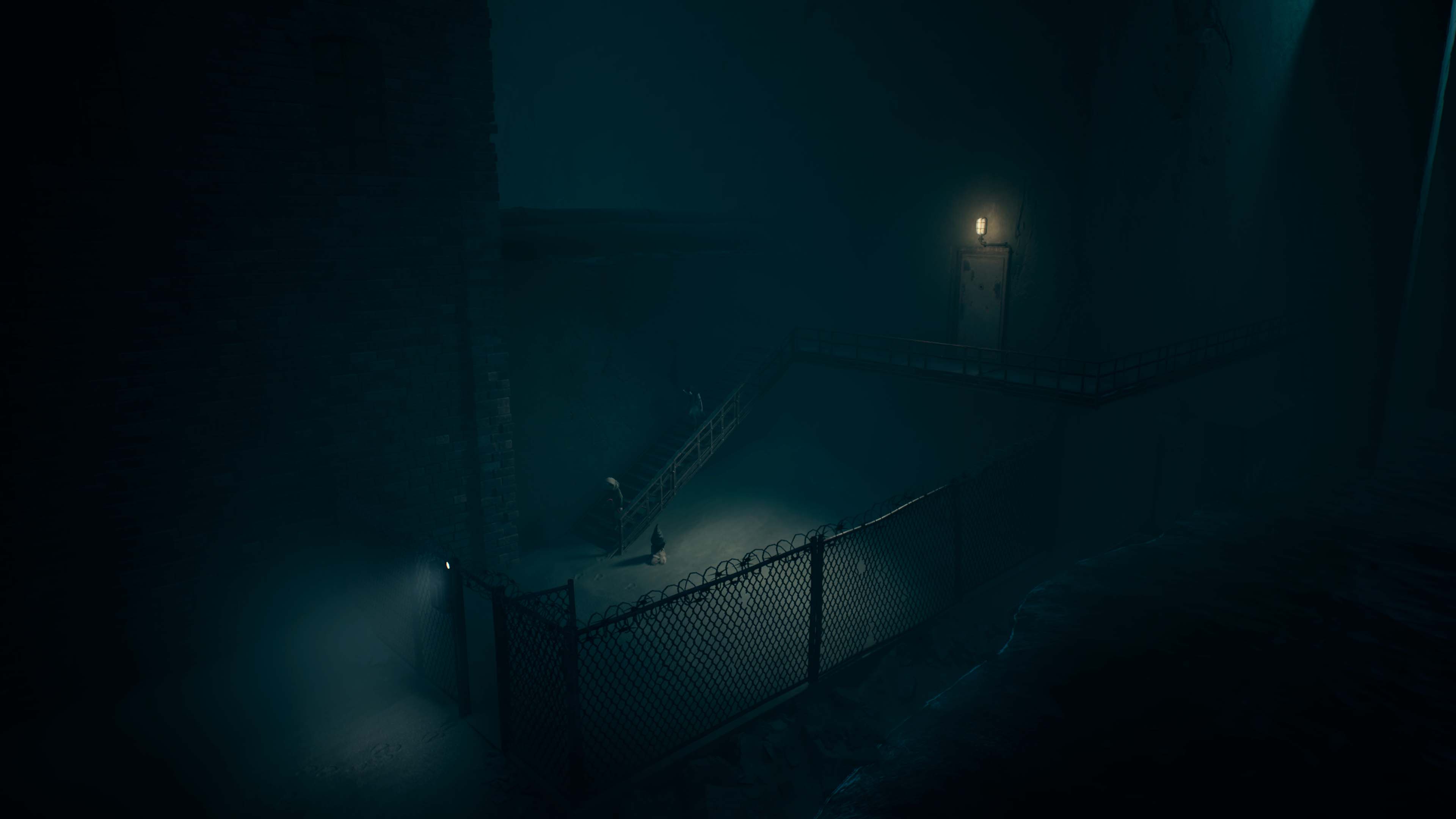 персонажи спускаются по лестнице от строительного здания