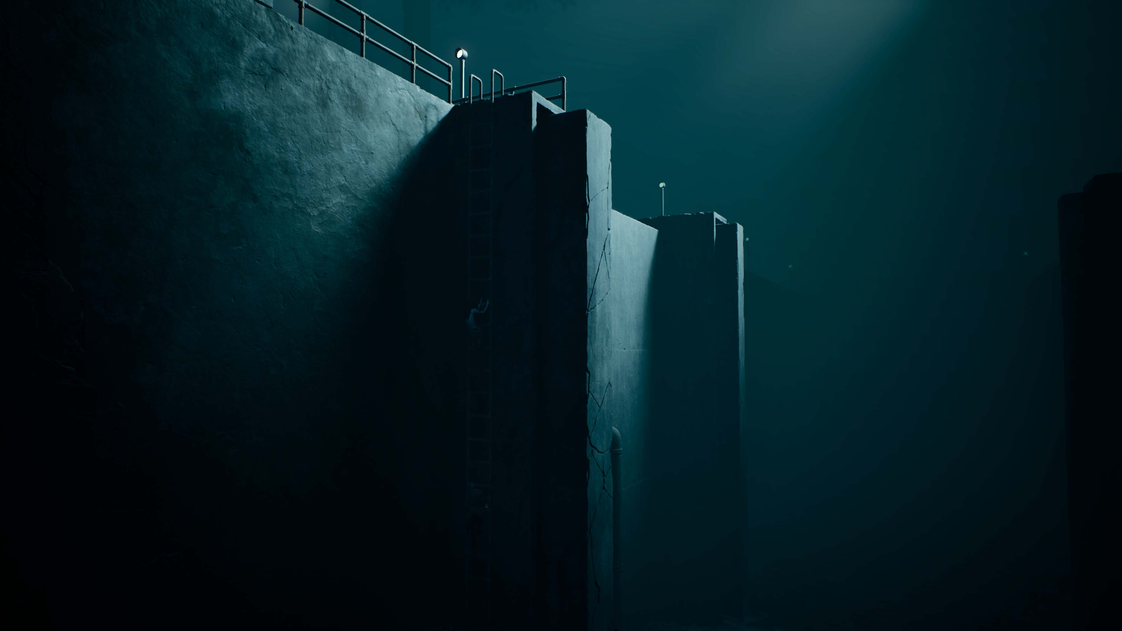 стена водного шлюза с маленькой лестницей сбоку